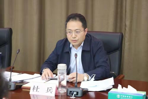 县委常委,县政府副县长杜兵出席会议并讲话,在肯定招商引资成绩的同时